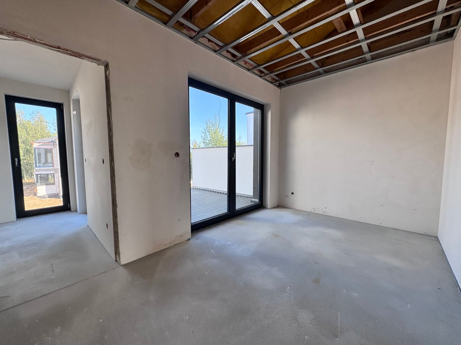 Pokój na piętrze z wyjściem na balkon